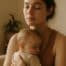 Une jeune mère lyonnaise en posture de calme avec son bébé endormi, après avoir appris l’auto-hypnose pour mieux vivre sa parentalité
