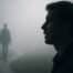 Silhouette d’un homme sur un chemin brumeux - image symbolique de la confiance retrouvée grâce à l’hypnose à Lyon