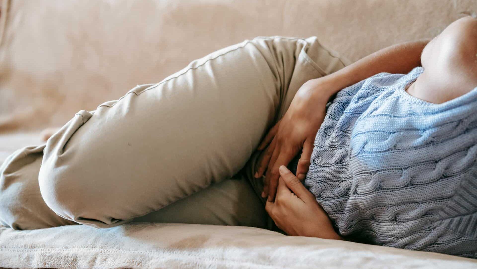 Femme avec douleurs de Crohn ou colopathie fonctionnelle, avant séance d'hypnose à Lyon