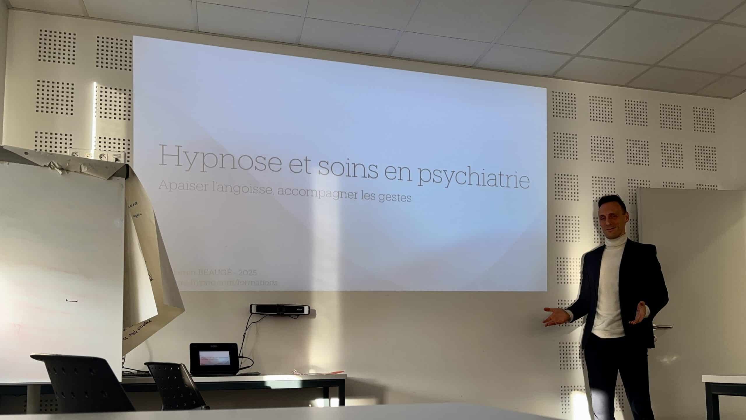 Infirmier formateur en hypnose présentant sa formation dans un service de psychiatrie hospitalier.