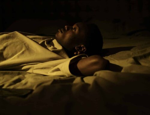 Sommeil haché, nuits blanches : ce que les neurosciences et l’hypnose disent de votre insomnie