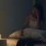 Femme souffrant d’insomnie éveillée dans son lit la nuit, illustrant l’hypervigilance et les troubles du sommeil pris en charge en hypnothérapie à Lyon.
