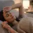 Exercice d'autohypnose au lit pour s'endormir sereinement et calmer l'insomnie.