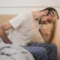 Personne souffrant de douleurs diffuses liées à la fibromyalgie, ambiance apaisante